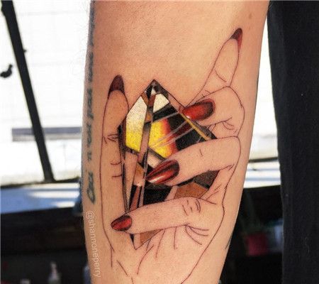 手握的金色水晶纹身图案