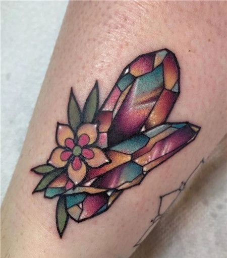 小腿上簇状水晶纹身图案