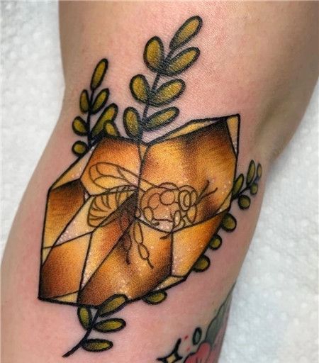 困着蜜蜂的黄水晶纹身图案