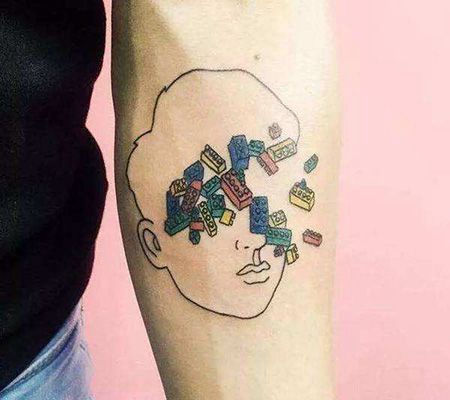 手臂人头和乐高积木纹身图片