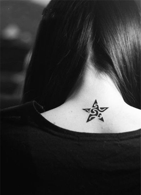 黑发女生颈部五角星纹身图案