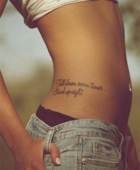 婀娜美女腰部英文纹身图案