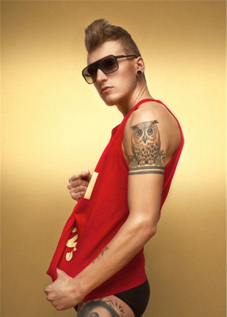 墨镜男手臂猫头鹰纹身图案