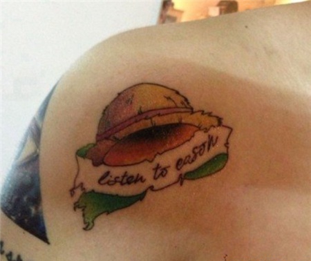 肩部残破的草帽纹身图案