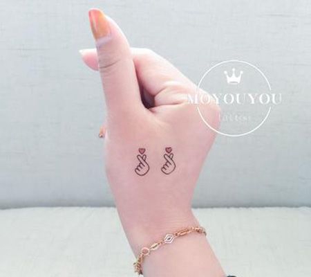 手背比心纹身图案