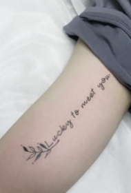 一组黑色简约的字母纹身团欣赏