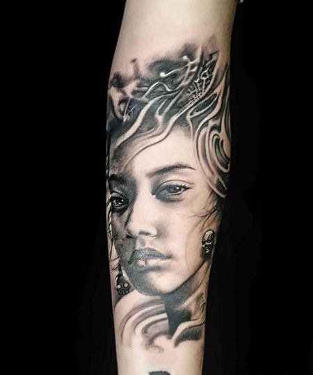 手臂戴耳环的美人纹身图案