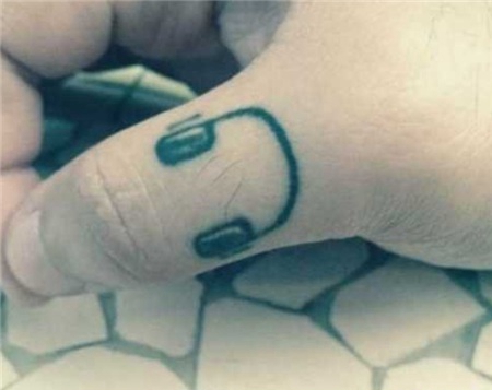 大拇指上耳机纹身图案