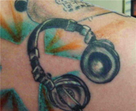 腿部黑色耳机纹身图案