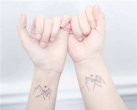 老公老婆手腕拉勾纹身图案