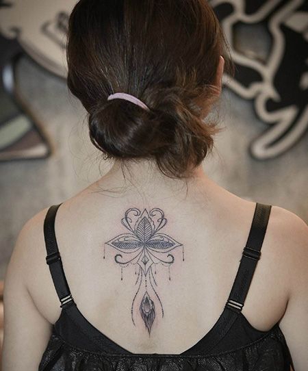 女生背部性感的花纹纹身图片
