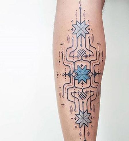 手臂蓝色花纹纹身图片