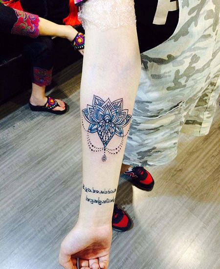 小臂蓝色花纹纹身图案