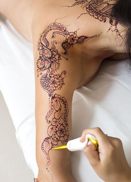 美女大臂泰国花纹纹身图片