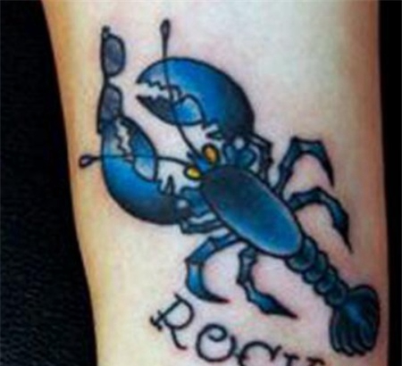 墨蓝色龙虾夹着眼镜纹身