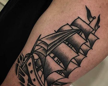 大臂帅气的一帆风顺纹身图片