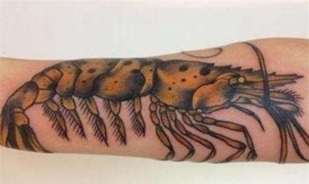 手臂栩栩如生的龙虾纹身图案