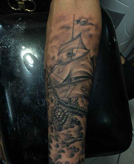手臂帅气的一帆风顺纹身图片