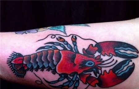 手臂传统龙虾oldschool纹身