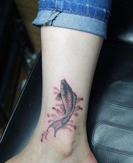 女生小腿鲫鱼纹身图案