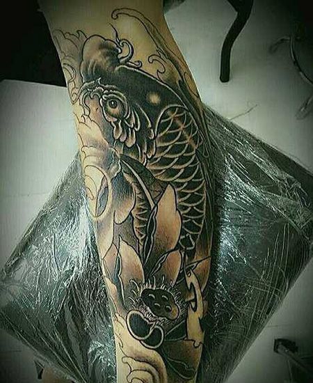 小腿黑灰鲫鱼纹身图片