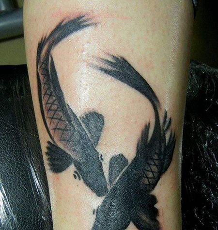 脚踝两条鲫鱼纹身图案