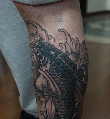 男人小腿鲫鱼纹身图案