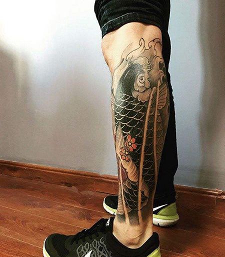 运动男生小腿鲫鱼纹身图片