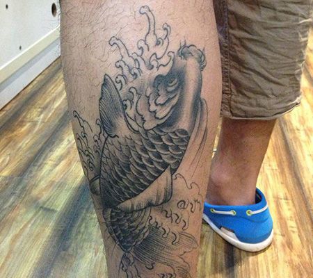 男士腿部鲫鱼纹身图案