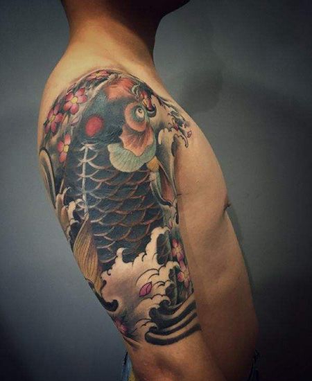 大臂彩色鲫鱼纹身图案