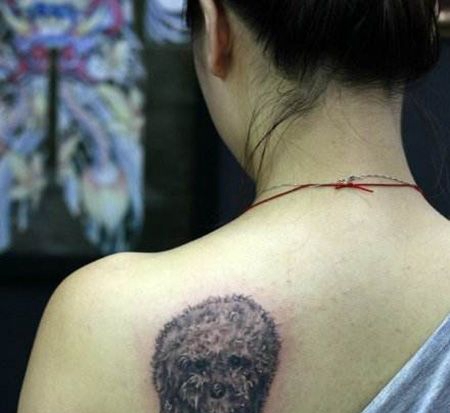女生背部可爱的泰迪犬纹身图案