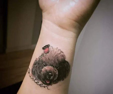 手腕戴皇冠的泰迪纹身图案