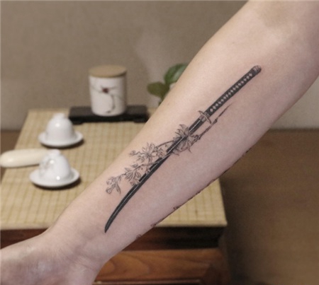 小臂花朵武士刀小清新纹身缩略频道推荐图