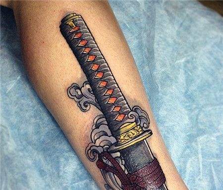 小腿入鞘的武士刀纹身图案