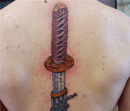 男生背部脊柱武士刀纹身
