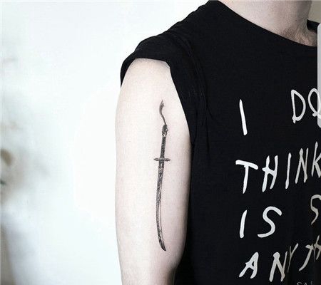 手臂细刃武士刀纹身图案