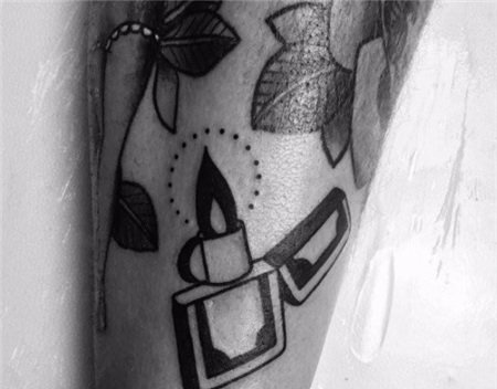 小腿上黑色打火机纹身图案