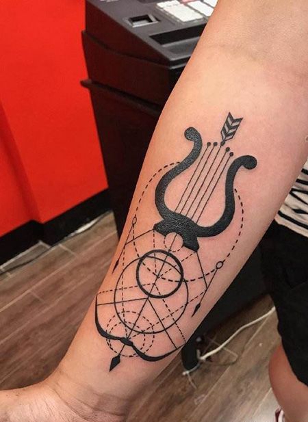 手臂几何创意弓箭纹身图案