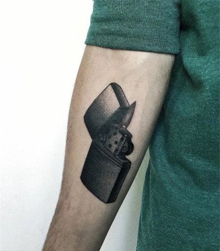 小臂内侧黑色打火机纹身