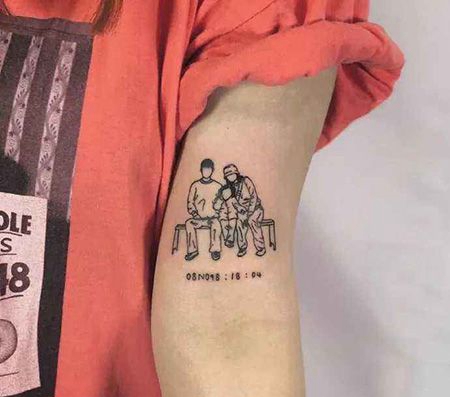 大臂椅子上的家庭纹身图案