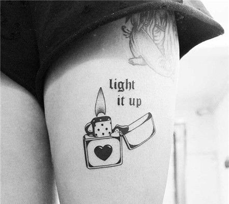 女生大腿桃心打火机纹身