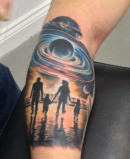 手臂星空下的家庭纹身图案