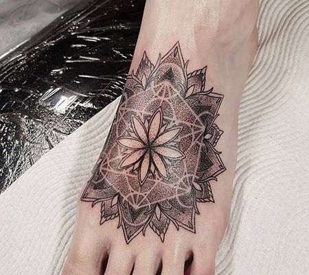 时尚女生脚背瑜伽纹身图案