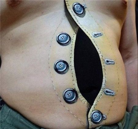 腹部逼真的纽扣立体纹身