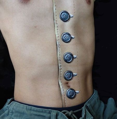 腹部纽扣图案皮大衣纹身