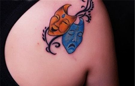 后肩哭脸笑脸面具纹身图案