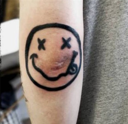 手肘后黑色哭脸纹身图案