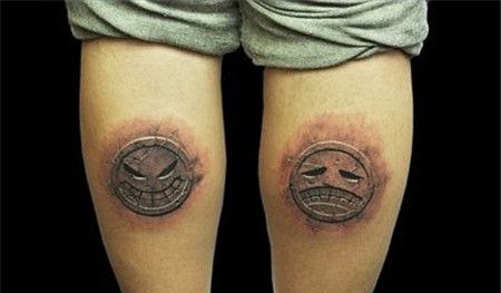 双腿上哭脸笑脸石裂纹身图案