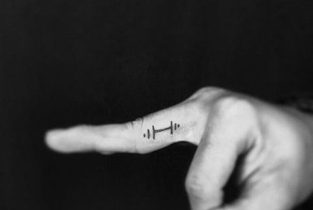 手指健身小哑铃纹身图案