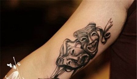 手臂哭脸笑脸面具纹身图案